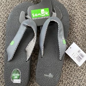 Women’s grey Sanuk flip flops NWT
